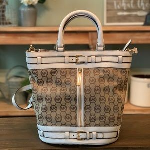 ✨SOLD✨NWOT Michael Kors white and tan bucket tote.